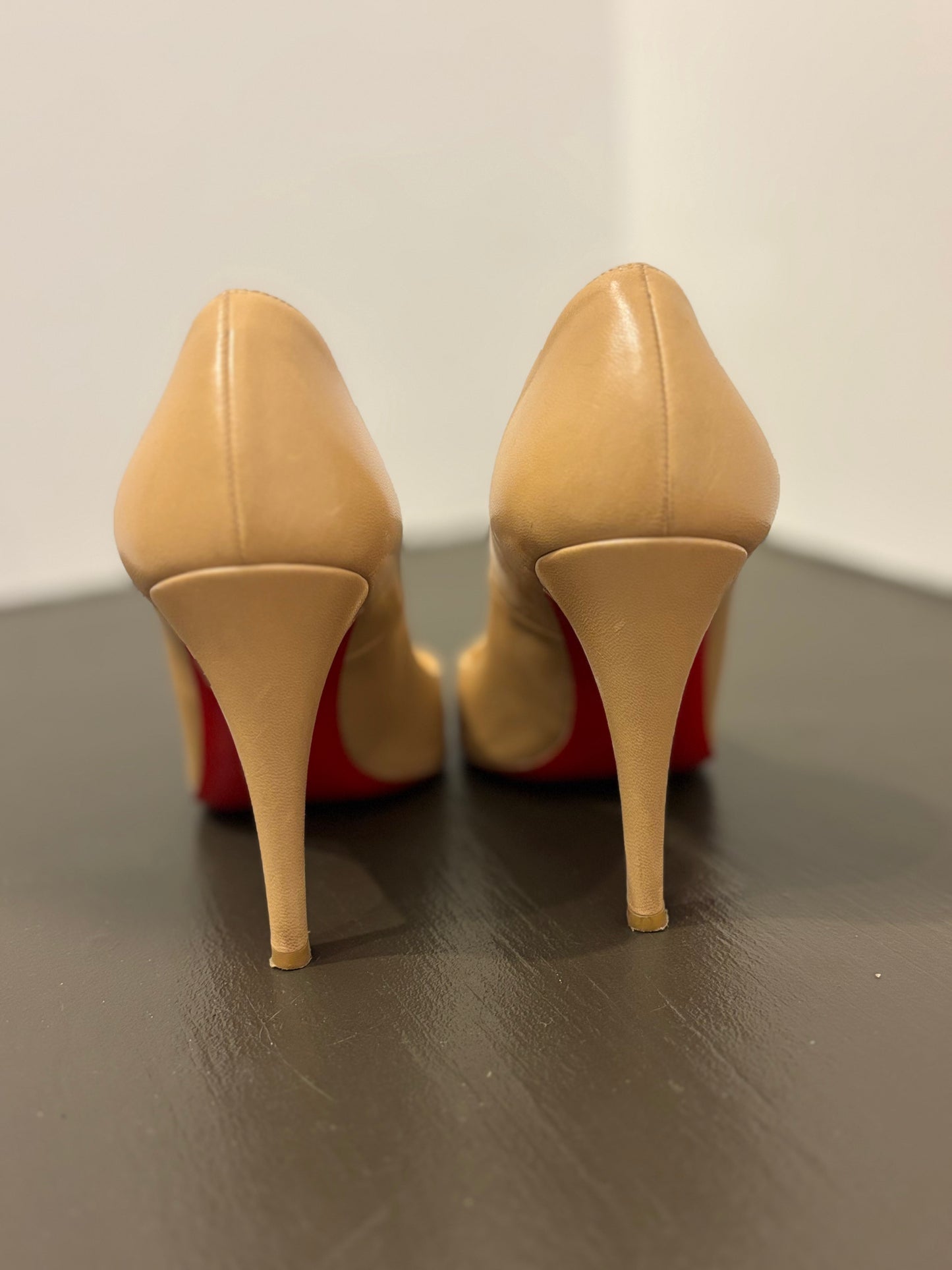Louboutin tan classic pump 36