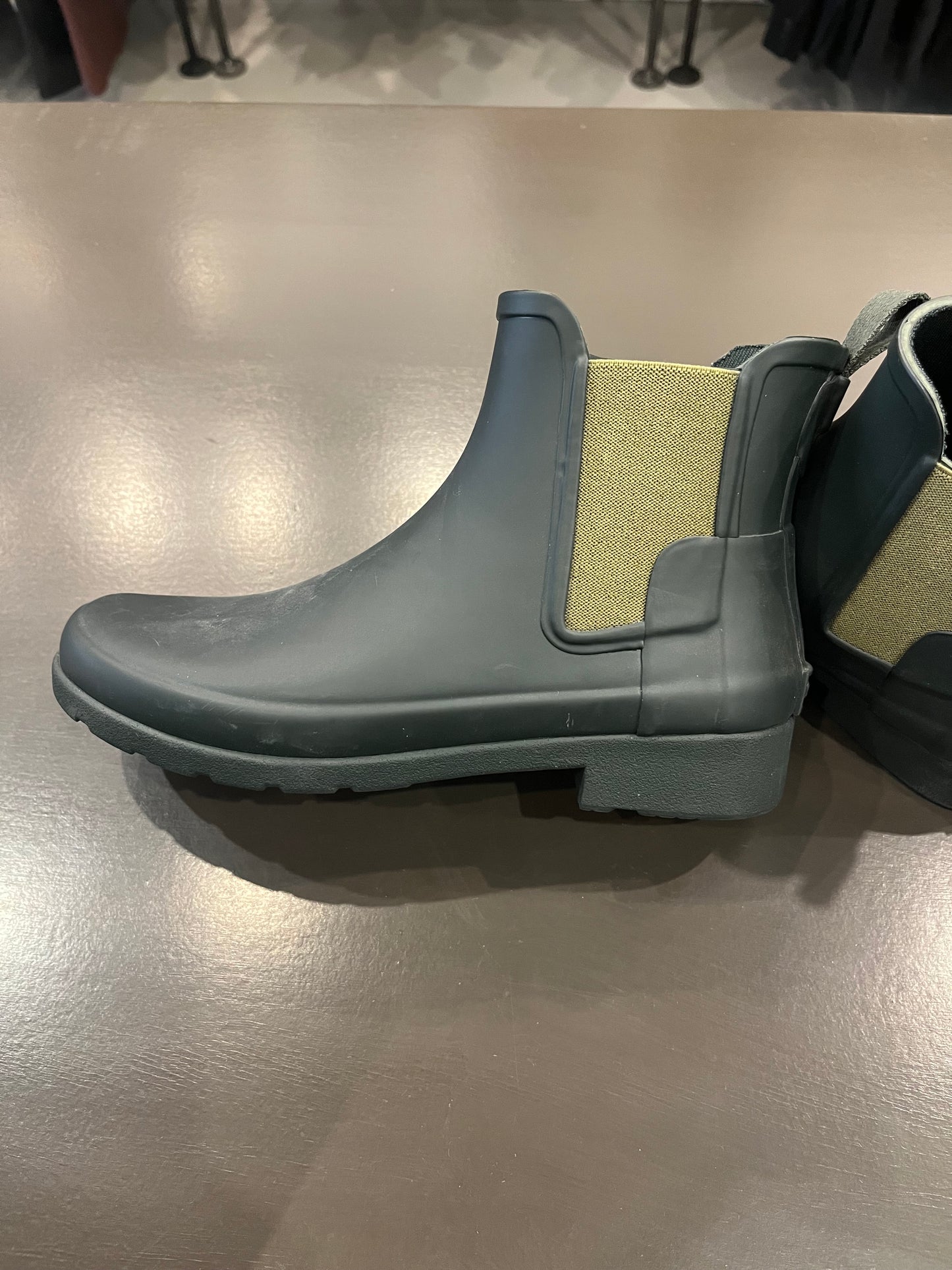 Hunter chelsea rain boots green 6