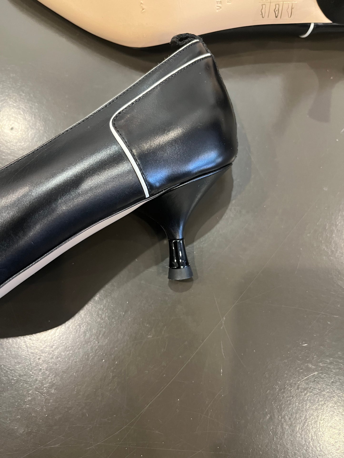 Scanlan Theodore Black/white contrast trim kitten heel 38