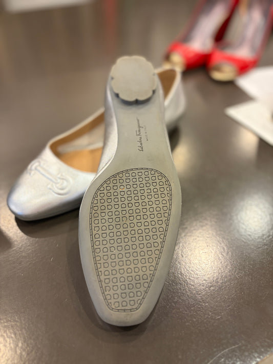 Salvatore Ferragamo Silver Metallic Leather Gancini Flats – Size 7