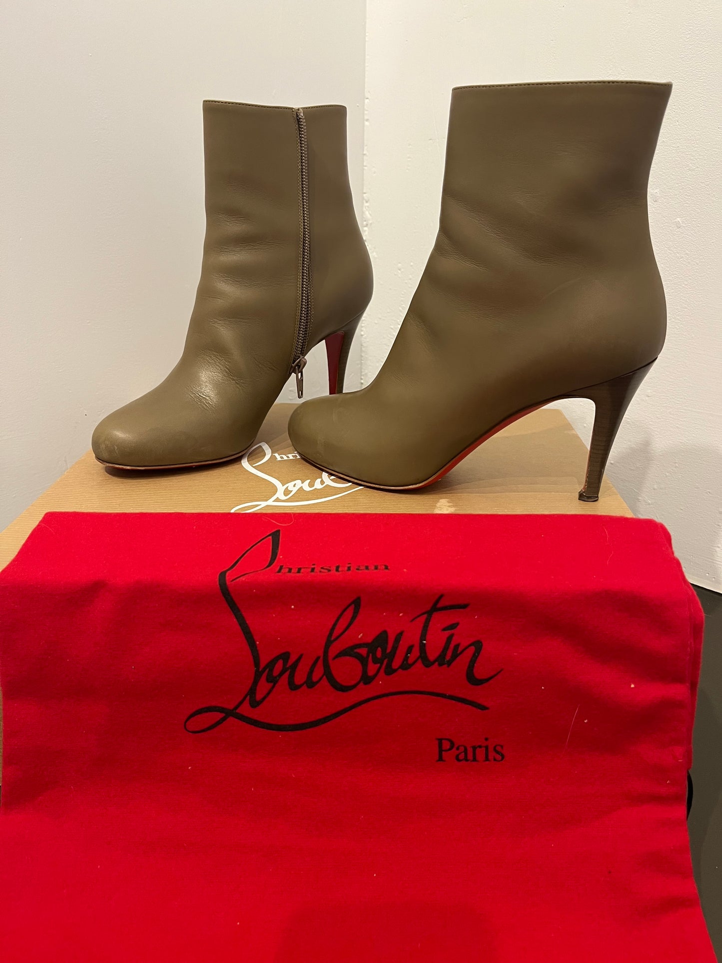 Louboutin Taupe Ankle bootie  37