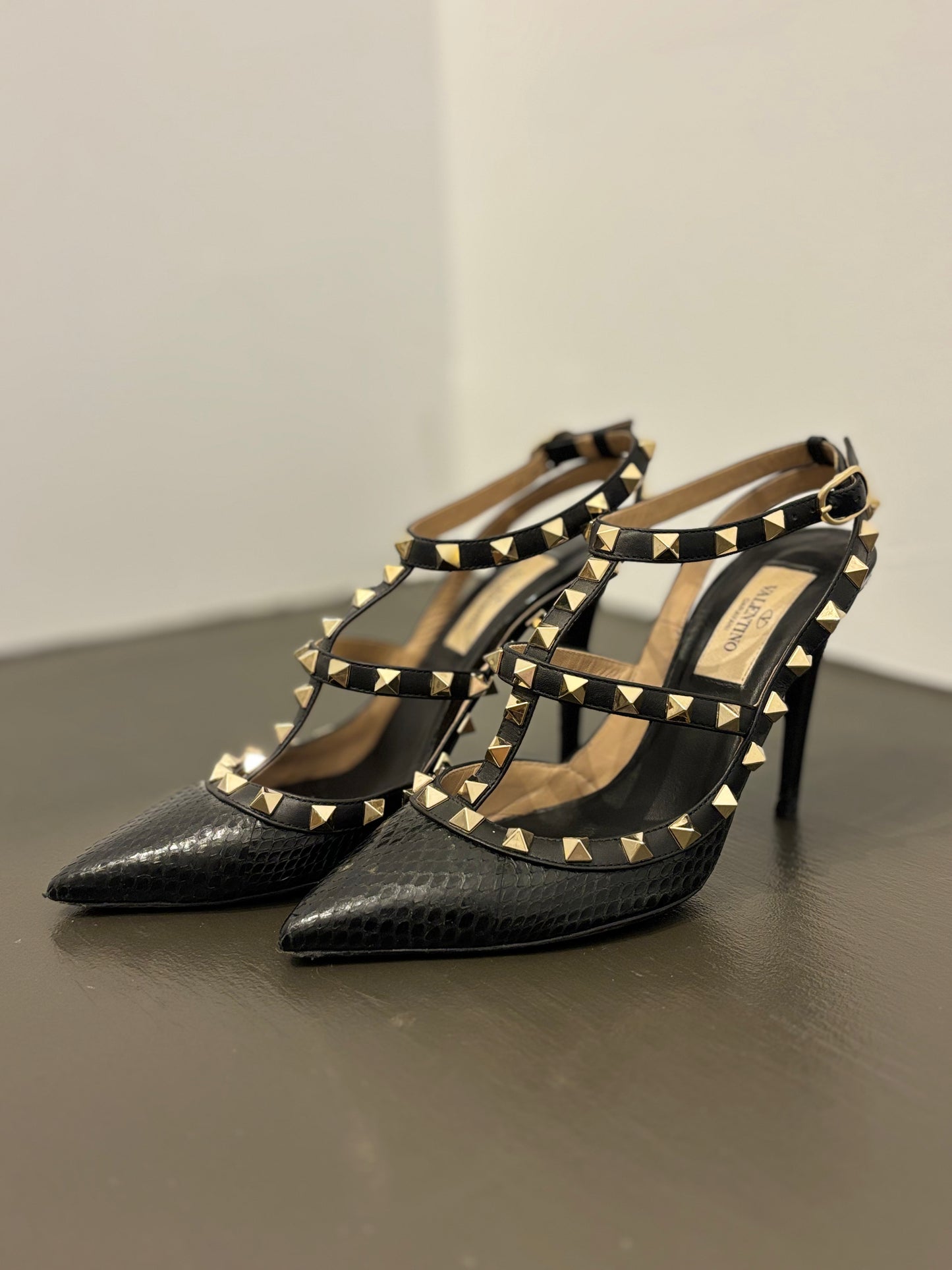 Valentino Garavani Rockstud Black snakeskin pump 35.5