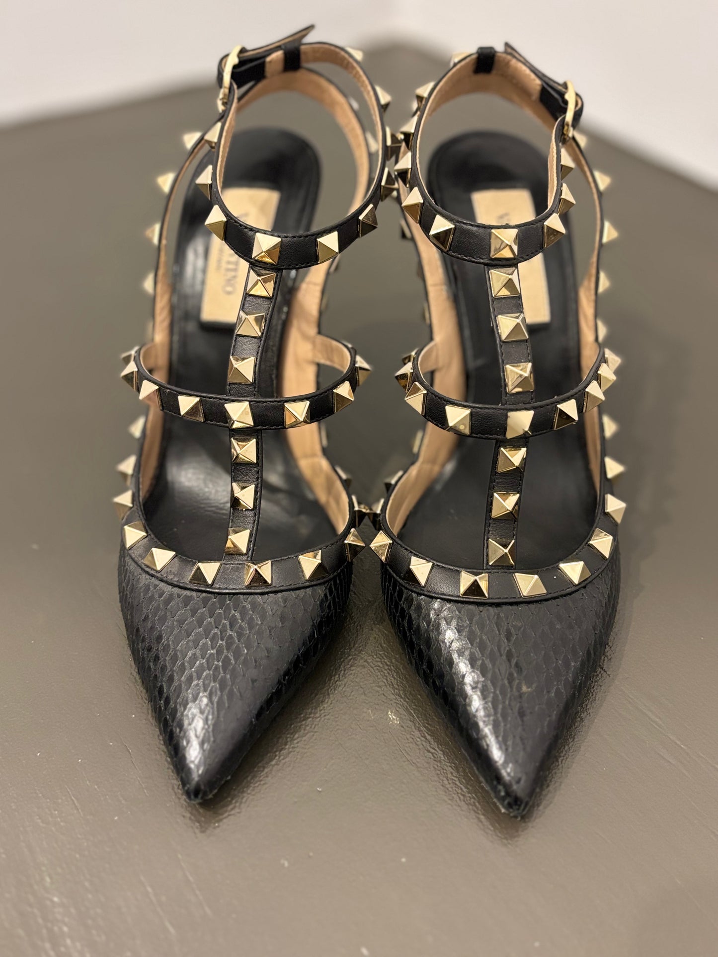 Valentino Garavani Rockstud Black snakeskin pump 35.5