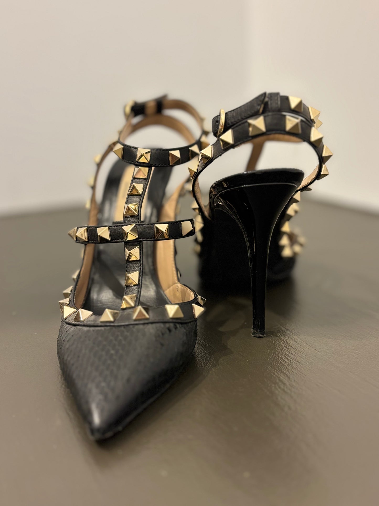 Valentino Garavani Rockstud Black snakeskin pump 35.5