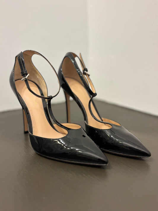 Gianvito Rossi pat leather t-strap shoe 36