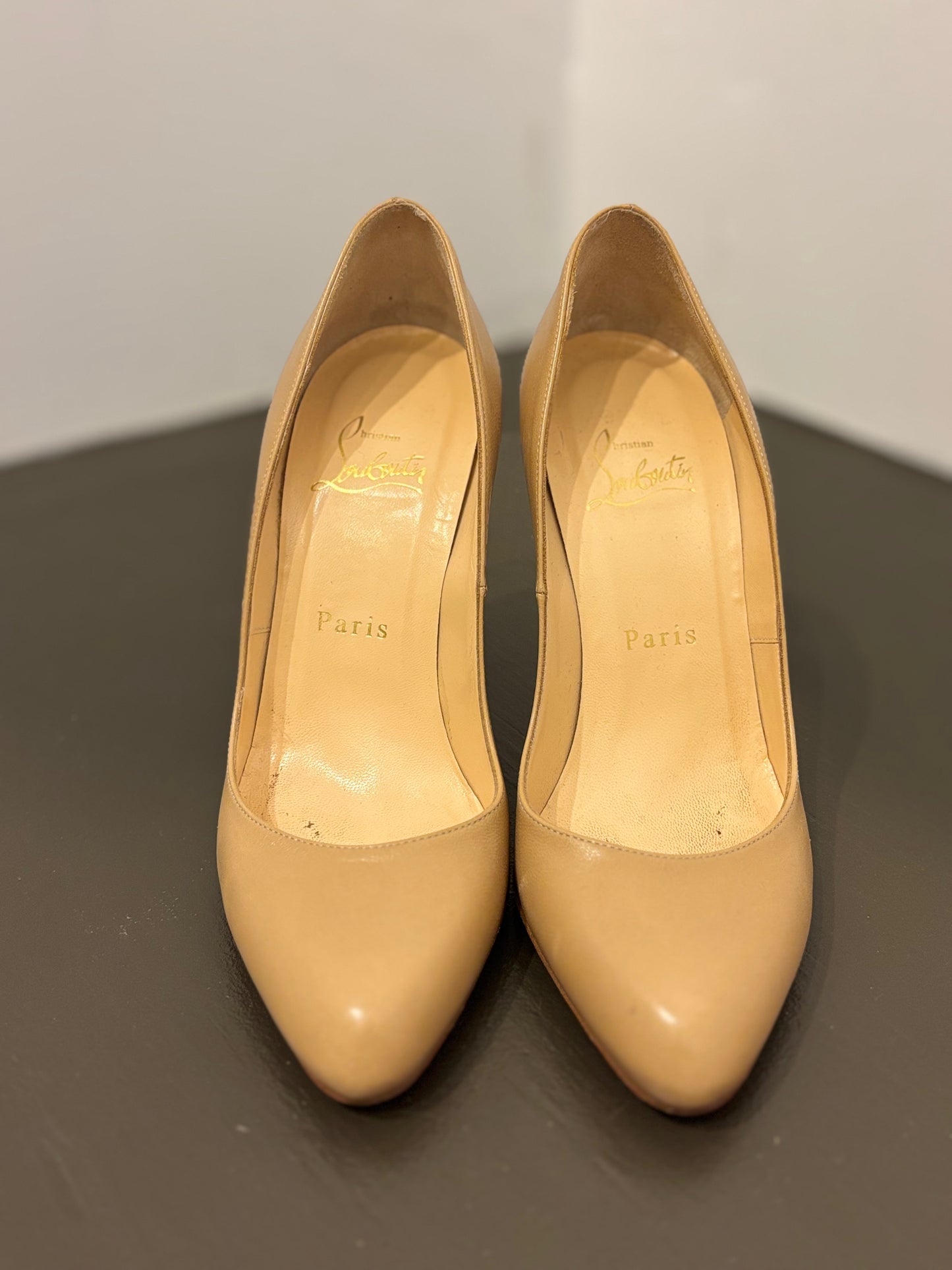 Louboutin tan classic pump 36
