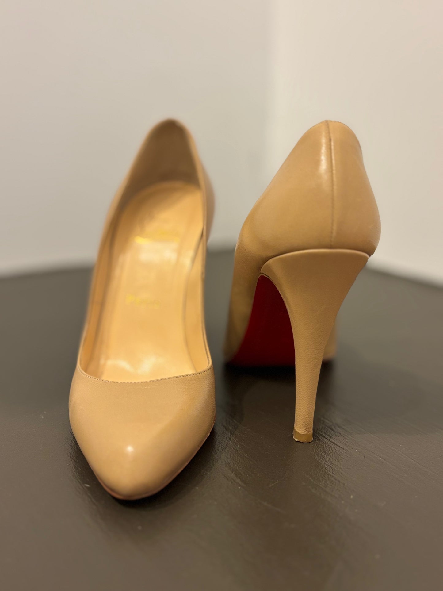 Louboutin tan classic pump 36