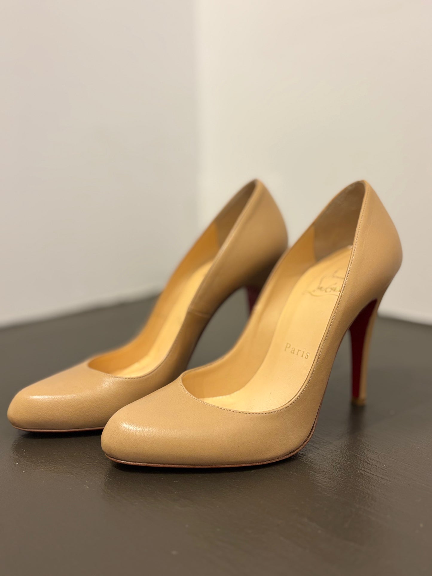 Louboutin tan classic pump 36