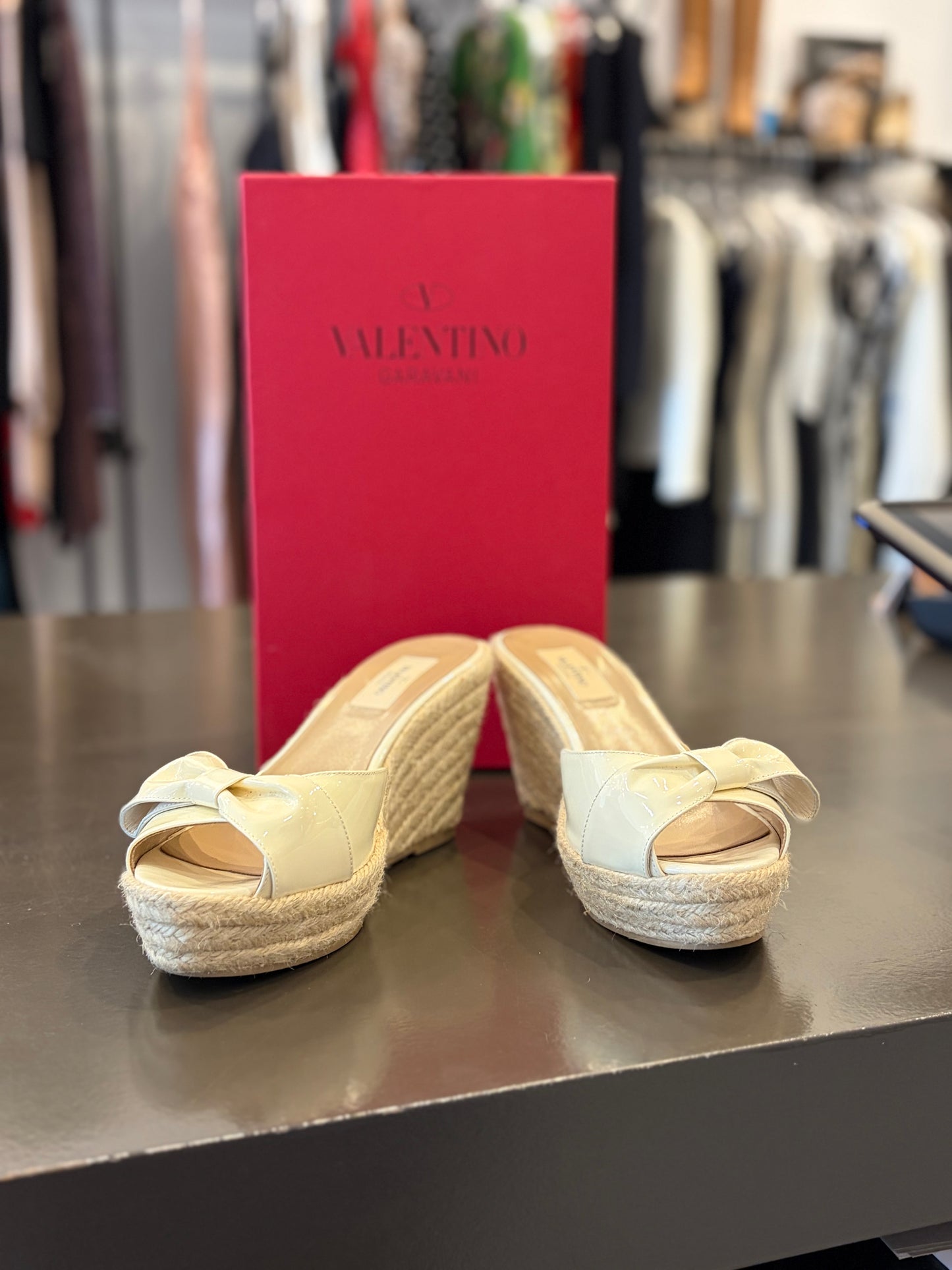 Valentino Garavani Nude Patent Bow Espadrille Wedge Slide Sandal - 39