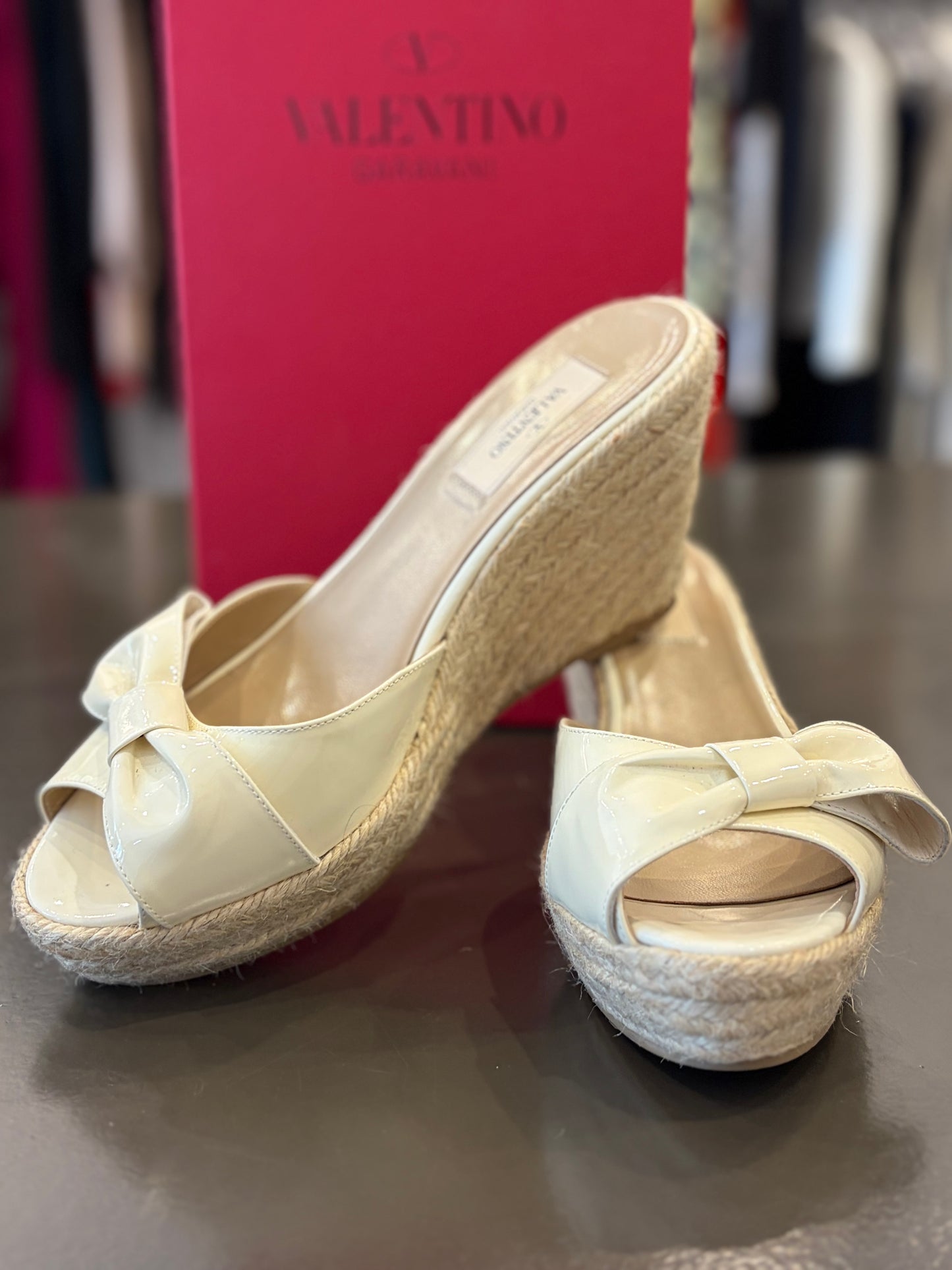 Valentino Garavani Nude Patent Bow Espadrille Wedge Slide Sandal - 39
