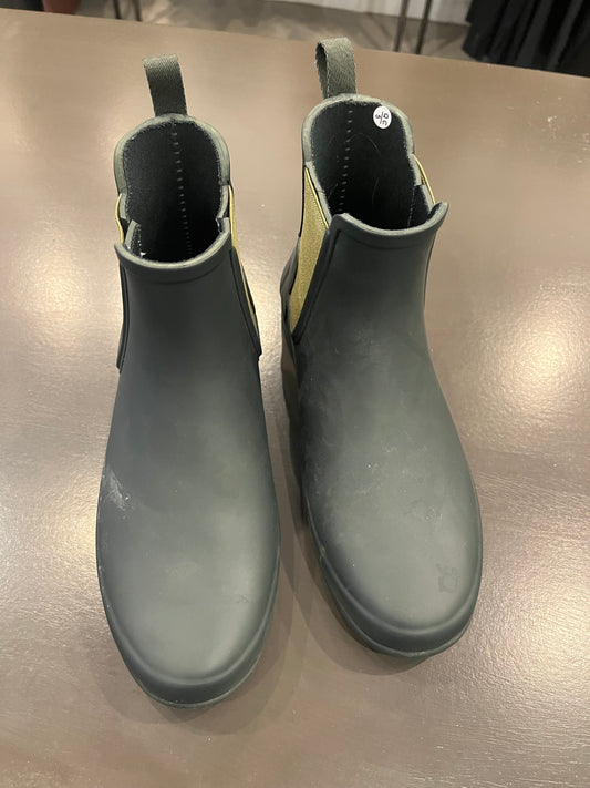 Hunter chelsea rain boots green 6