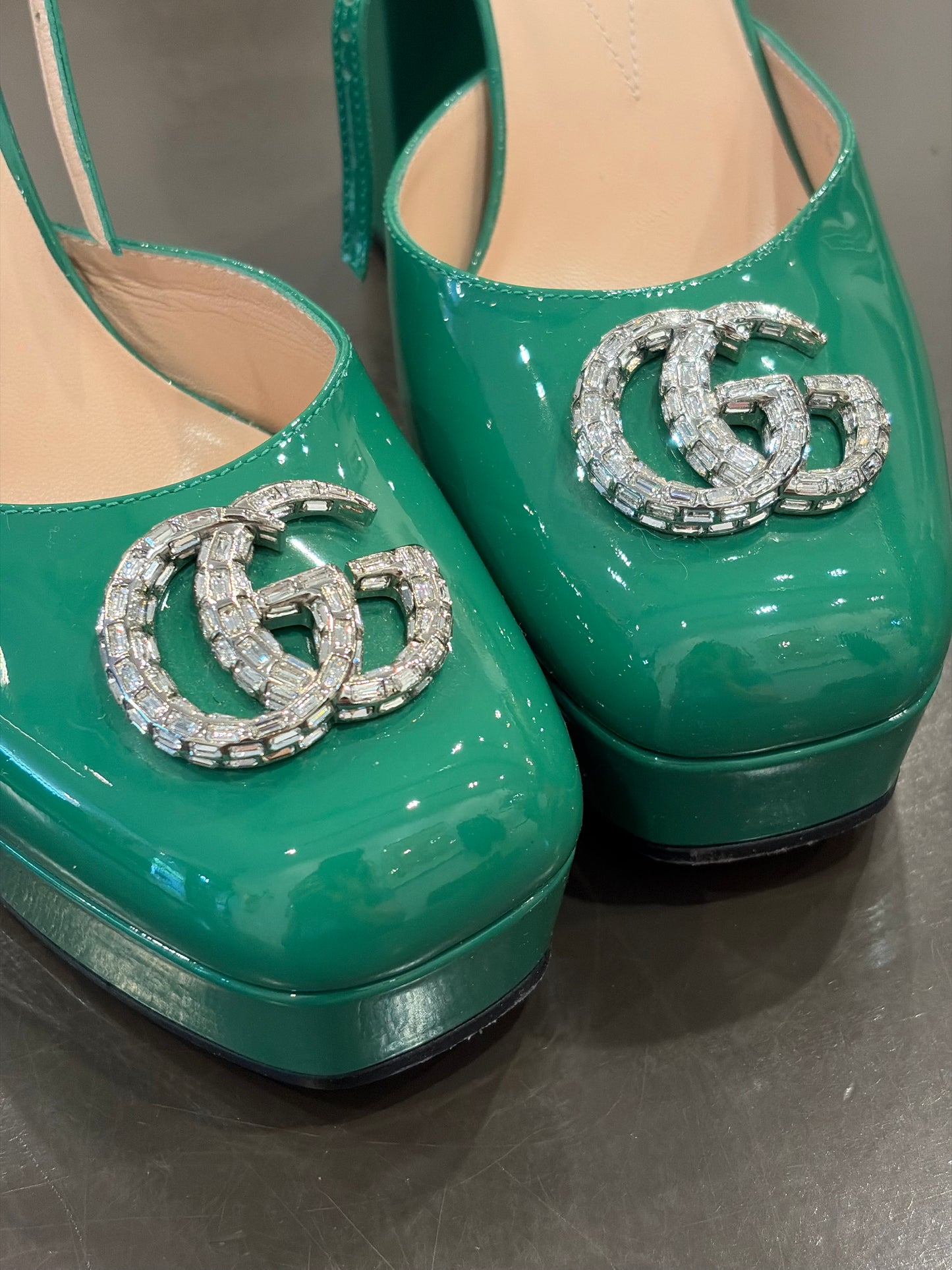 Gucci Emerald Green Patent Leather Platform Pumps Crystal Logo Heels 38.5