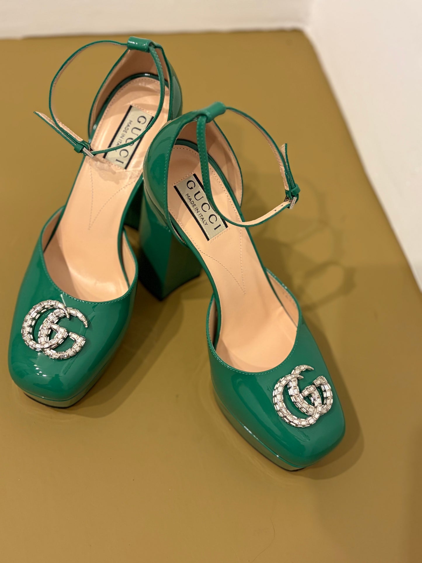 Gucci Emerald Green Patent Leather Platform Pumps Crystal Logo Heels 38.5