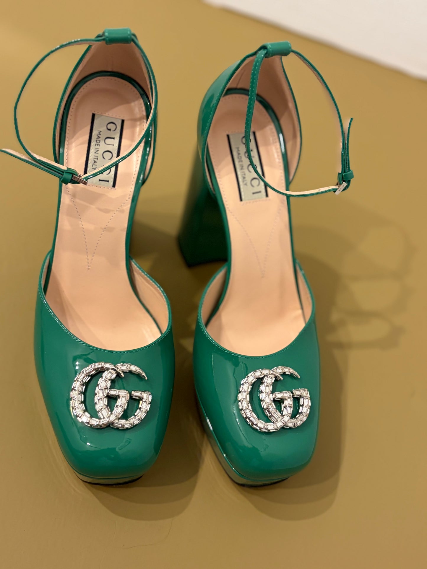 Gucci Emerald Green Patent Leather Platform Pumps Crystal Logo Heels 38.5