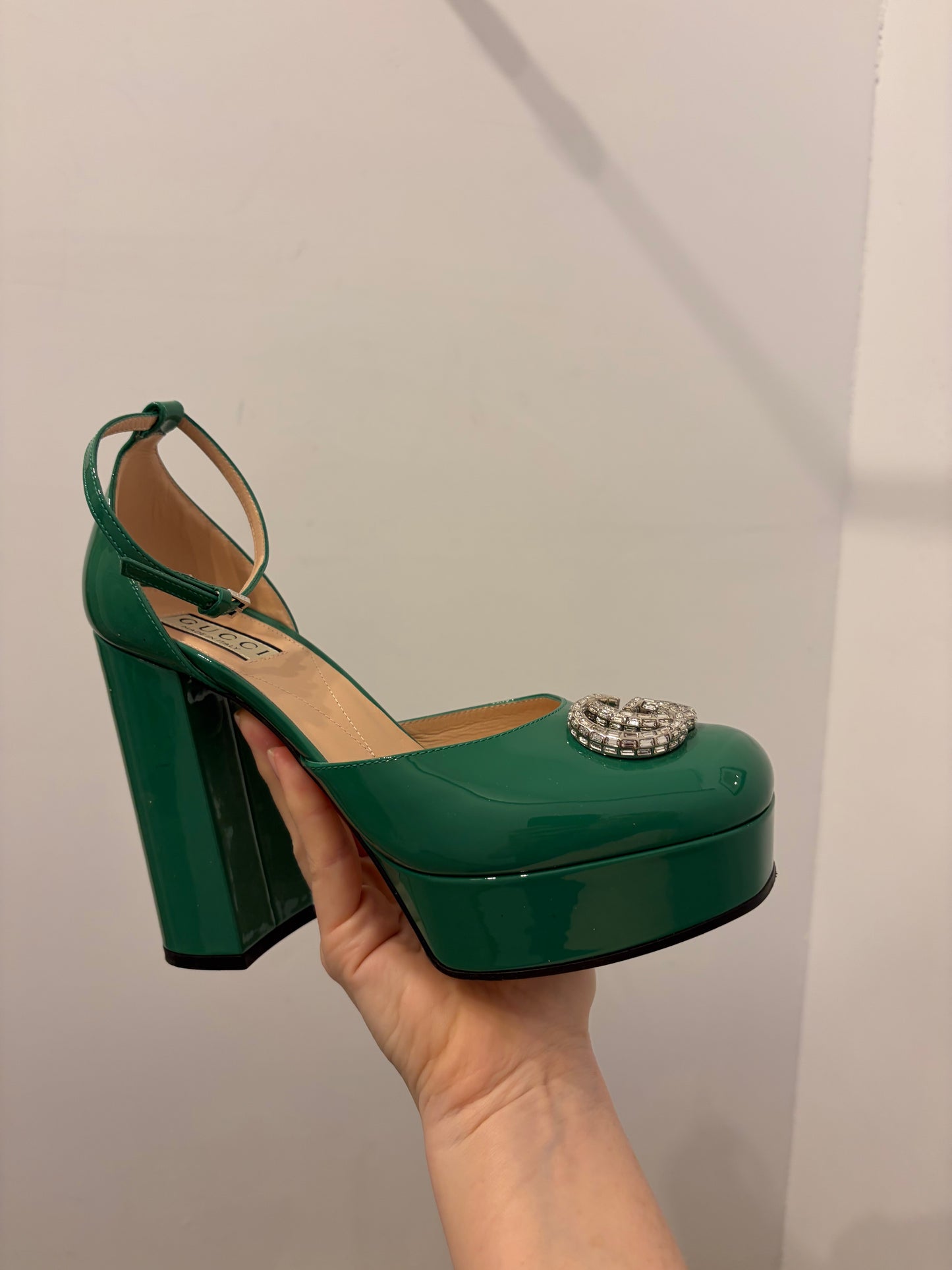 Gucci Emerald Green Patent Leather Platform Pumps Crystal Logo Heels 38.5