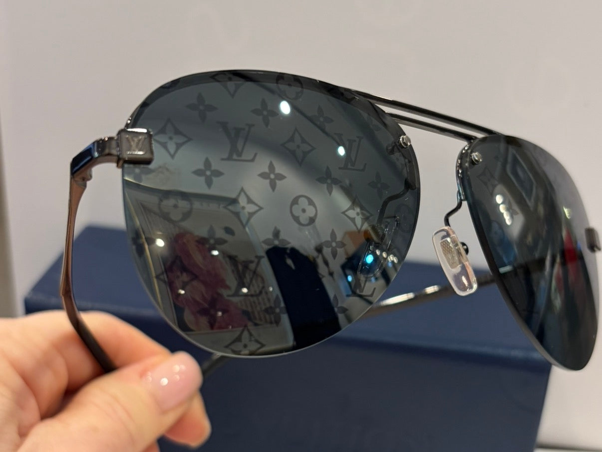 Louis Vuitton Monogram Aviator Sunglasses Black Silver Gradient Lenses