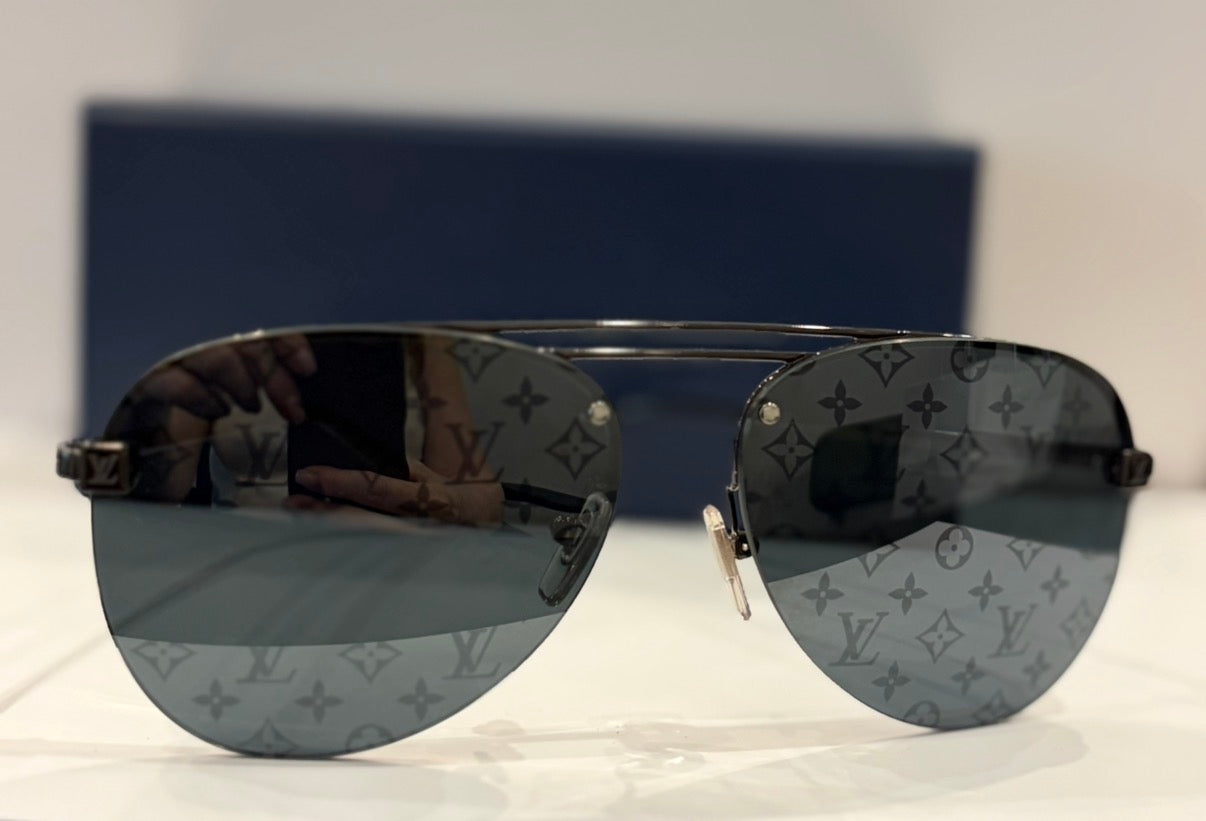 Louis Vuitton Monogram Aviator Sunglasses Black Silver Gradient Lenses