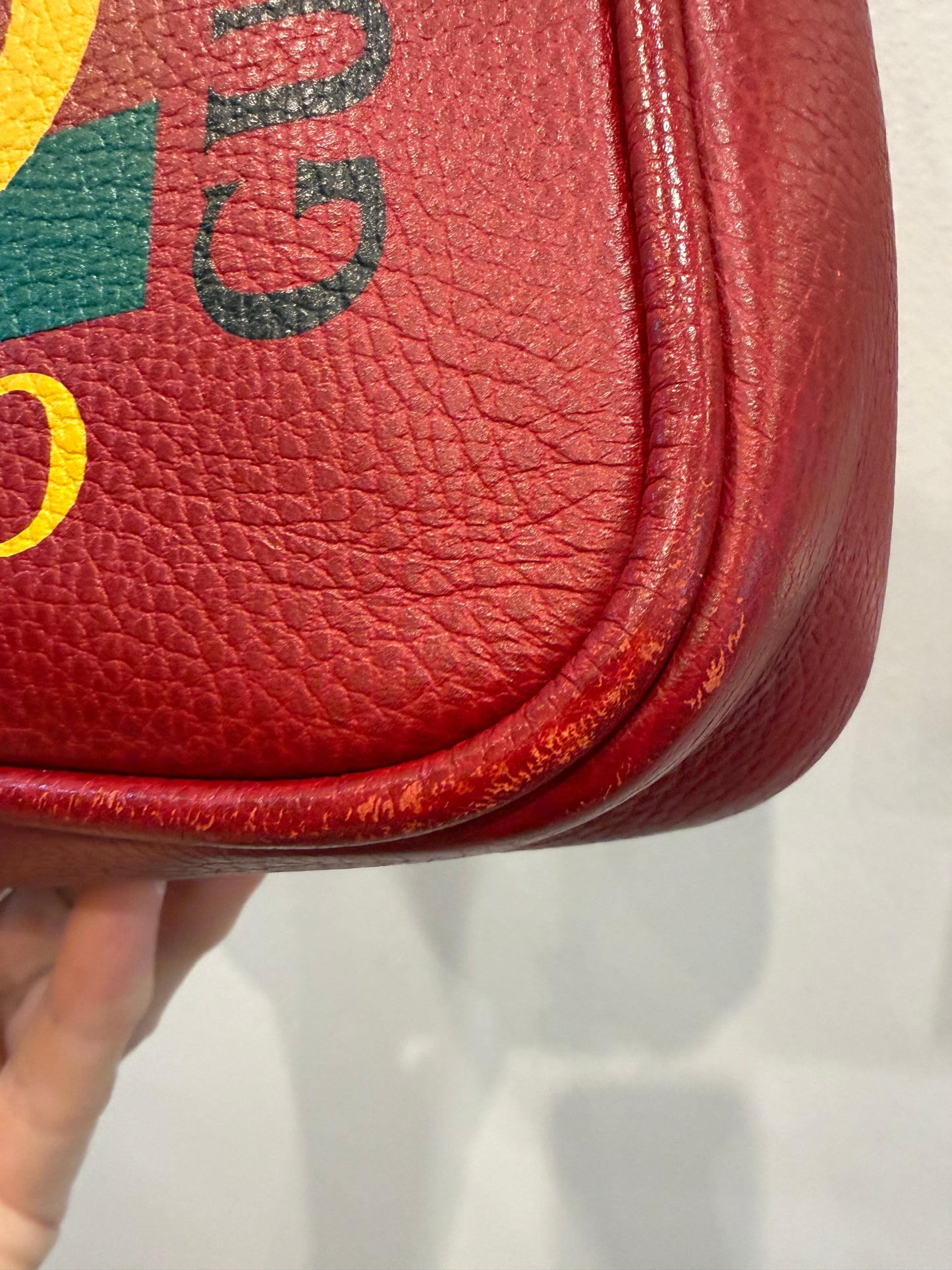 Gucci Logo Print Grained Leather Messenger Crosbody bag - Hibiscus Red