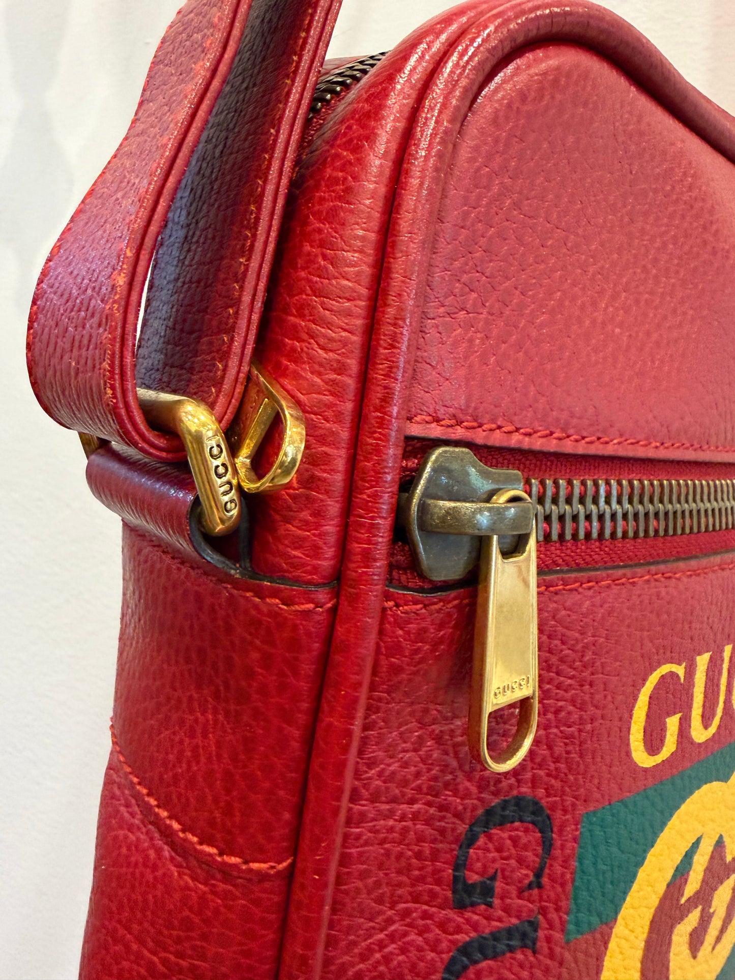 Gucci Logo Print Grained Leather Messenger Crosbody bag - Hibiscus Red