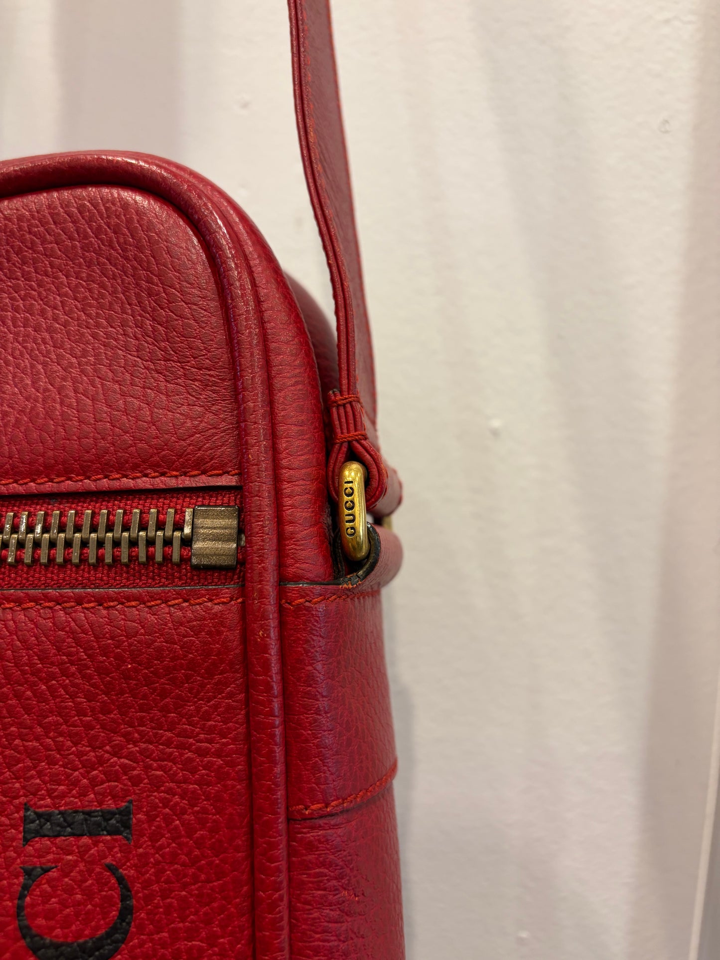 Gucci Logo Print Grained Leather Messenger Crosbody bag - Hibiscus Red