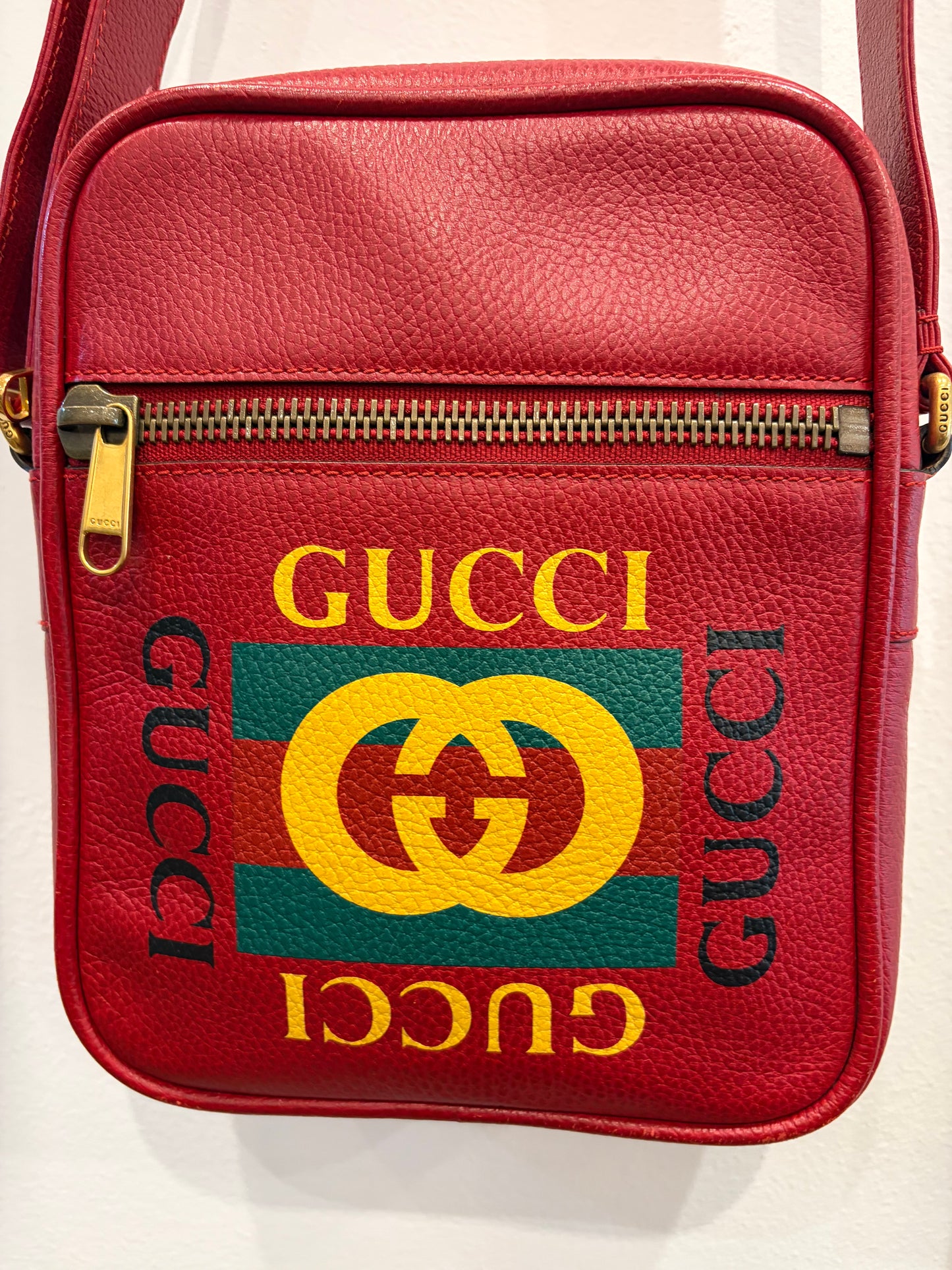 Gucci Logo Print Grained Leather Messenger Crosbody bag - Hibiscus Red