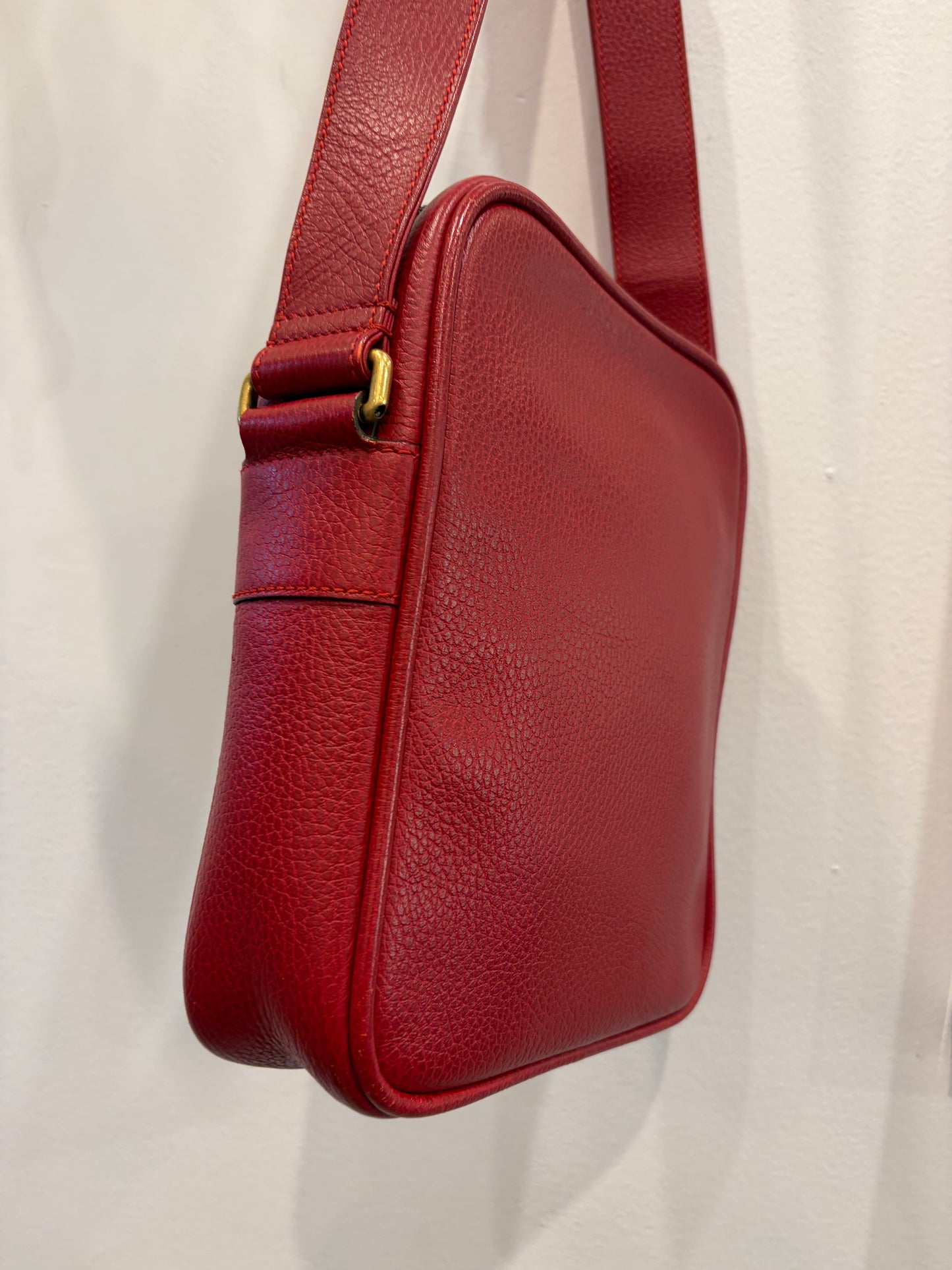 Gucci Logo Print Grained Leather Messenger Crosbody bag - Hibiscus Red